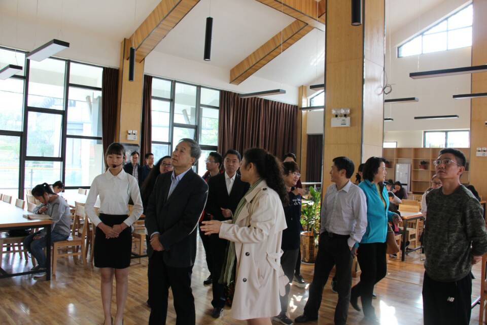 许剑毅(左二)一行现场查看康养学院图书馆