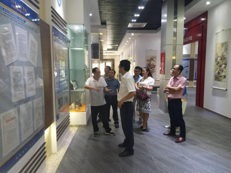 丁廷孝一行参观校史馆