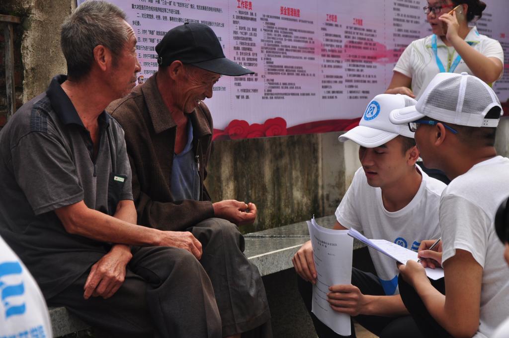 我校大学生暑期社会实践团队与民众交谈交流