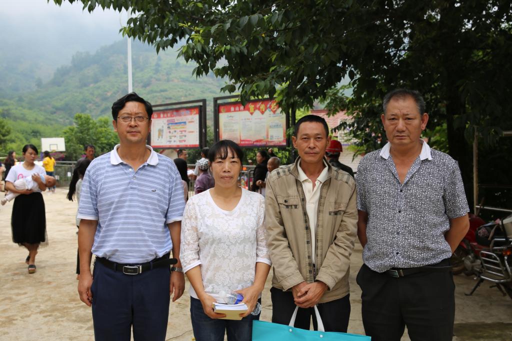 为结对帮扶贫困户送上慰问品