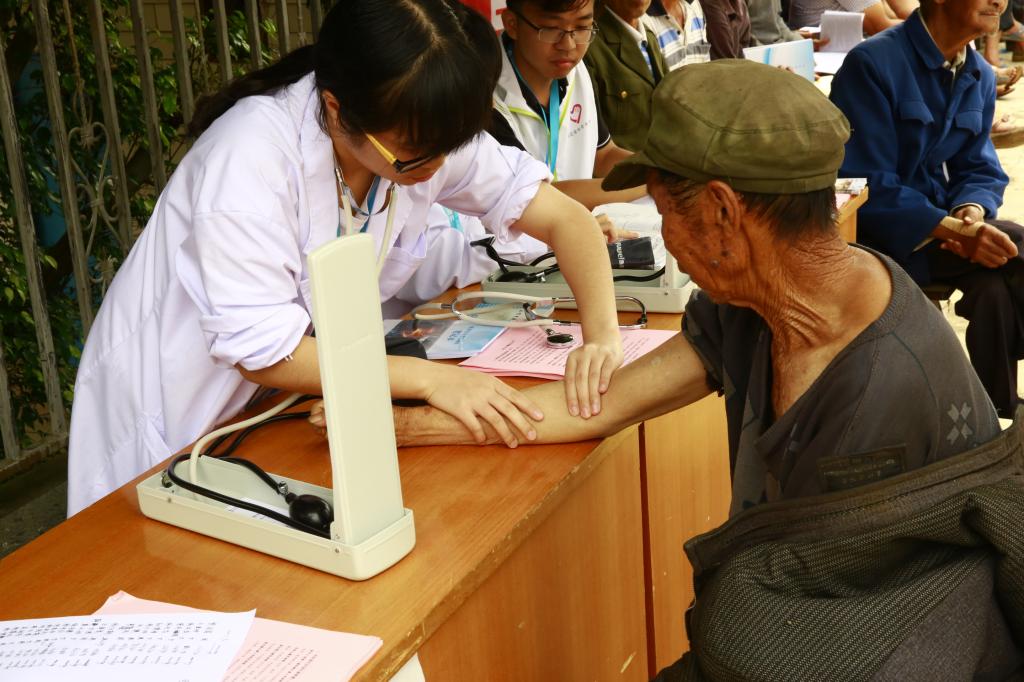 志愿者为当地群众义诊